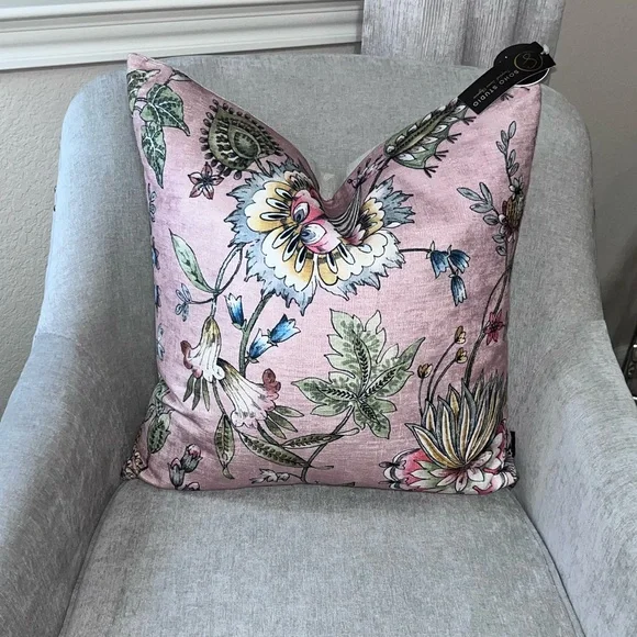 1- NWT SOHO STUDIO BLUSH FLORAL DESIGN DECORATIVEPILLOW
